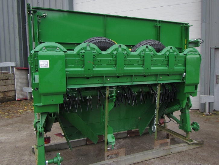 John Deere 1365 trailed mower conditioner