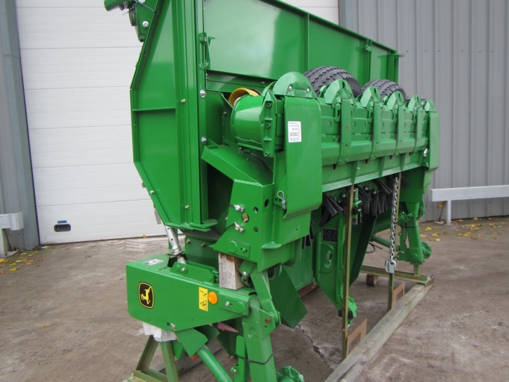 John Deere 1365 trailed mower conditioner