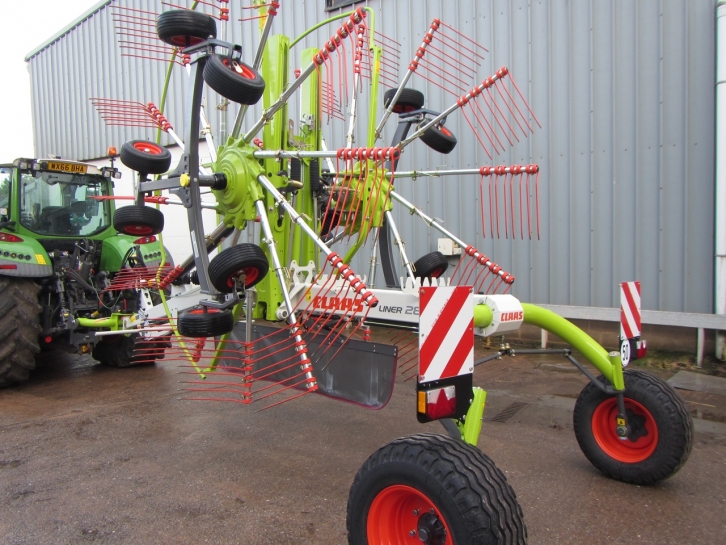Claas Liner 2800 twin rotor rake