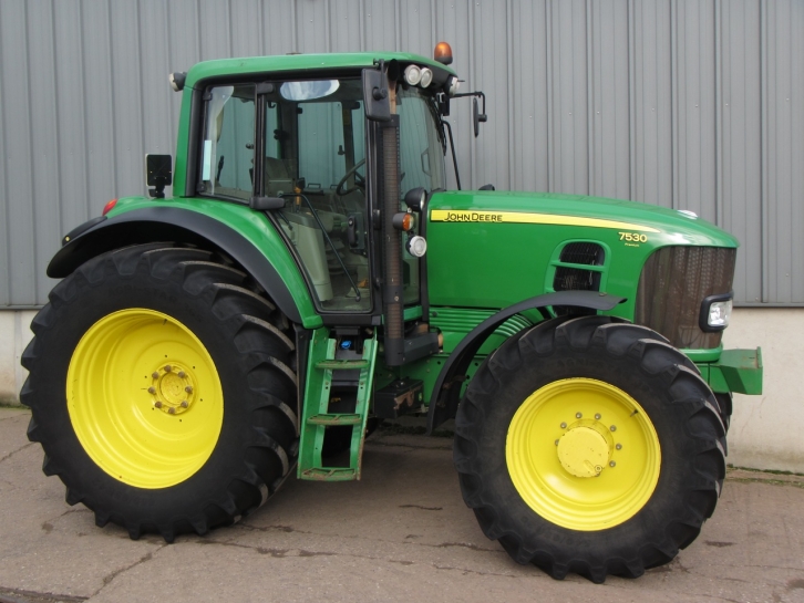 John Deere 7530