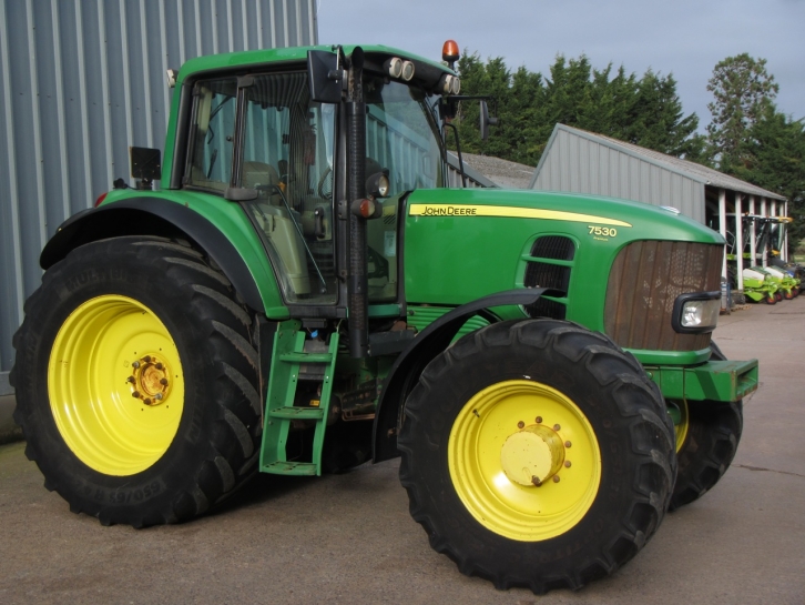 John Deere 7530