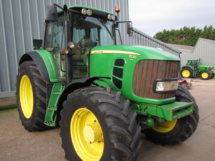 John Deere 7530
