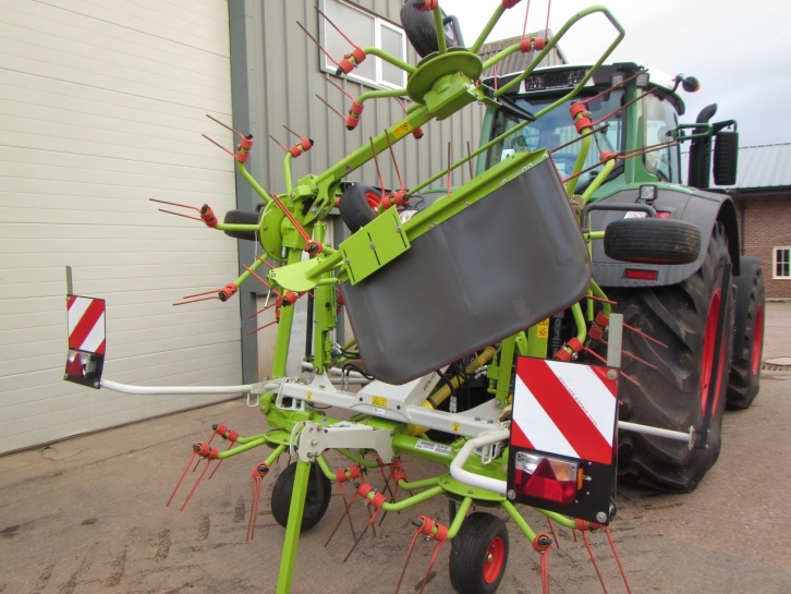 Claas Volto 800 tedder