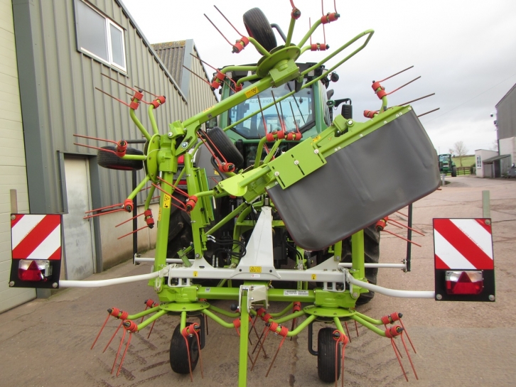 Claas Volto 800 tedder