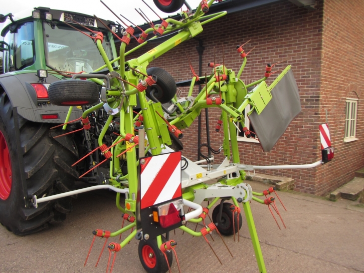 Claas Volto 800 tedder
