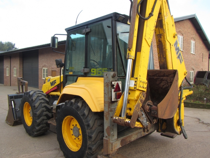 Massey Ferguson 965 wheeled digger