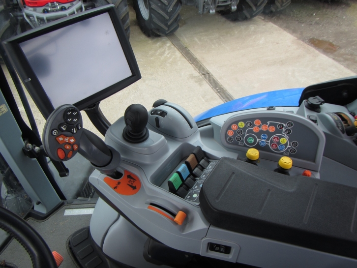 New Holland T7.210
