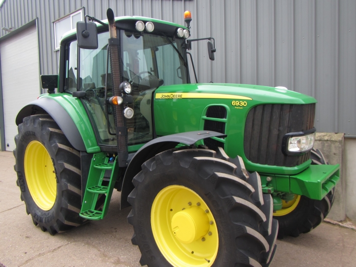 John Deere 6930