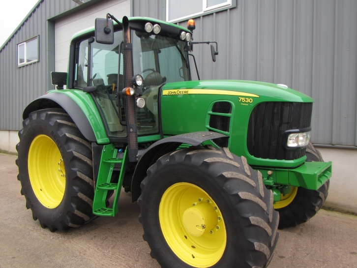 John Deere 7530