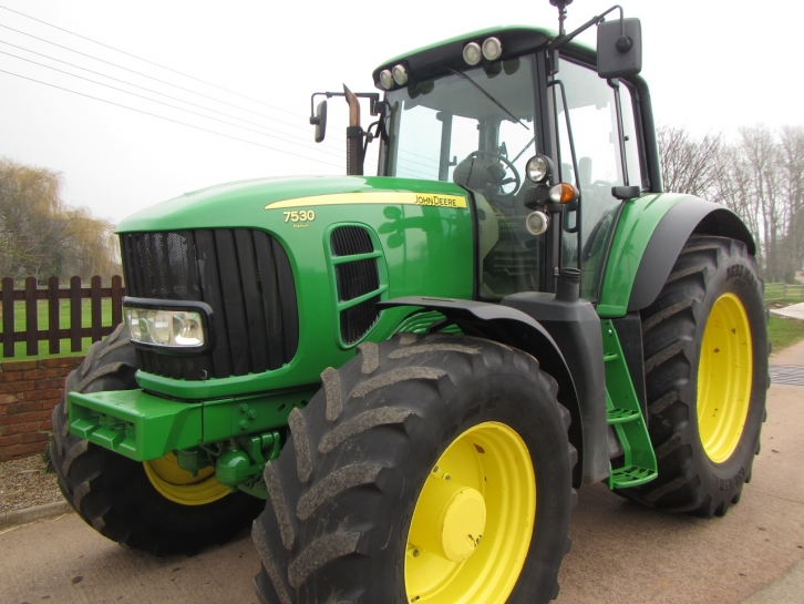 John Deere 7530