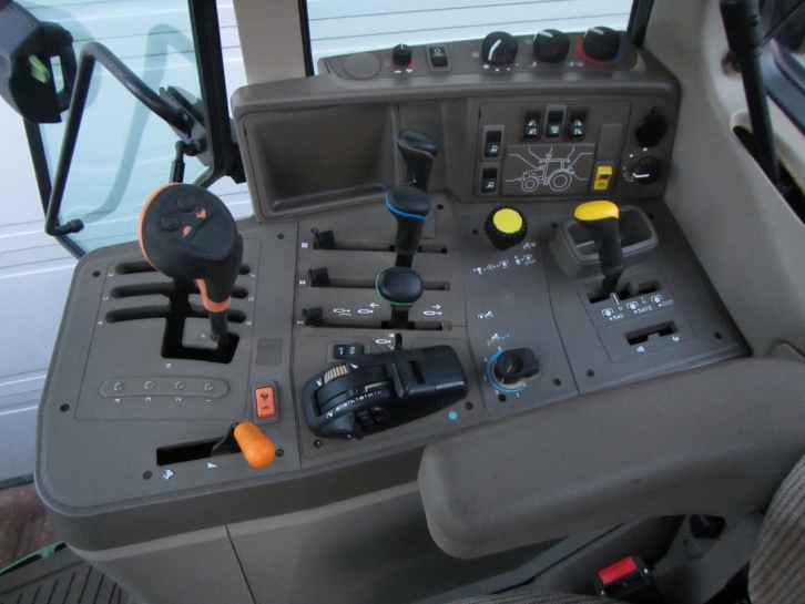 John Deere 6630