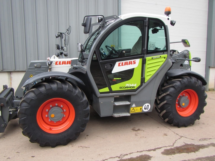 Claas Scorpion 7044