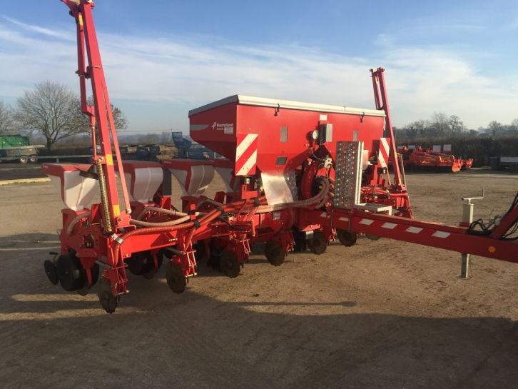 Kverneland Optima HD 8 row trailed maize drill