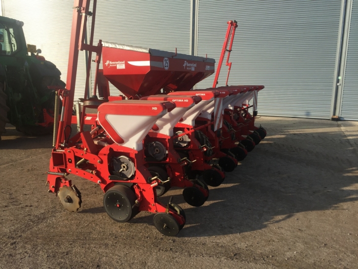 Kverneland Optima HD 8 row trailed maize drill