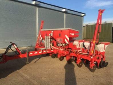 Kverneland Optima HD 8 row trailed maize drill