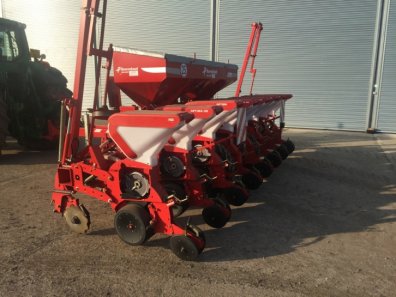 Kverneland Optima HD 8 row trailed maize drill