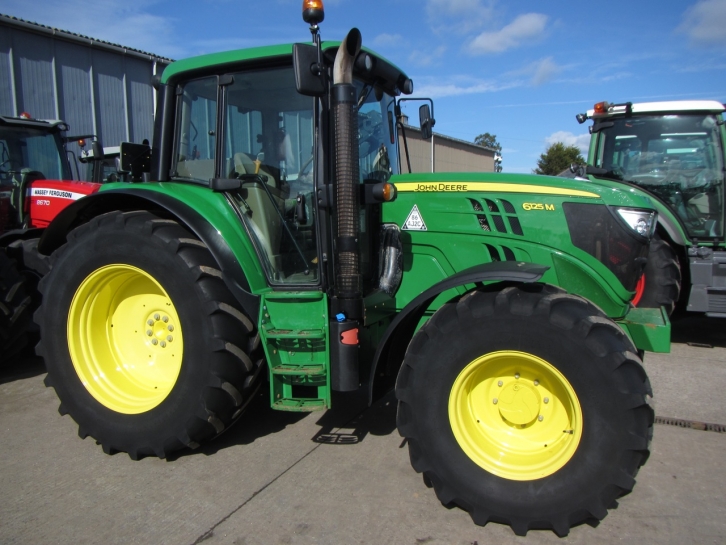 John Deere 6125M