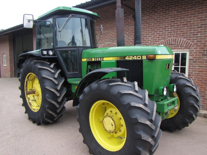 John Deere 4240S