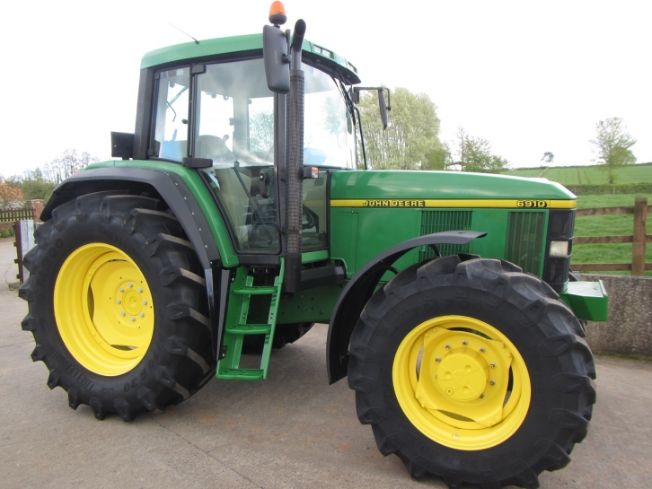 John Deere 6910