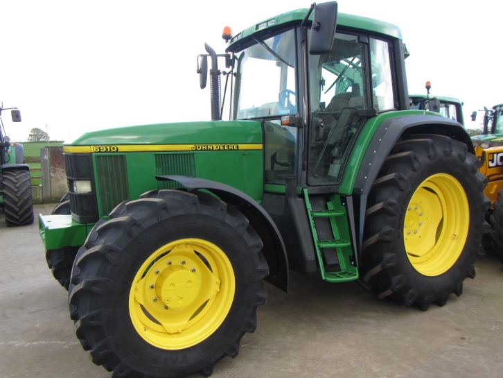 John Deere 6910