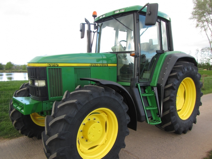 John Deere 6910