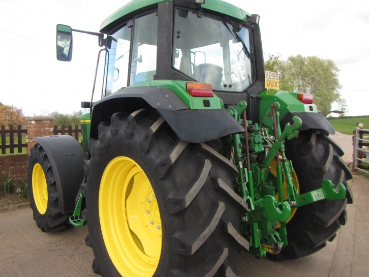 John Deere 6910