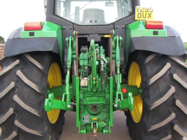 John Deere 6910