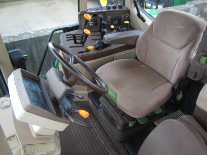 John Deere 6910