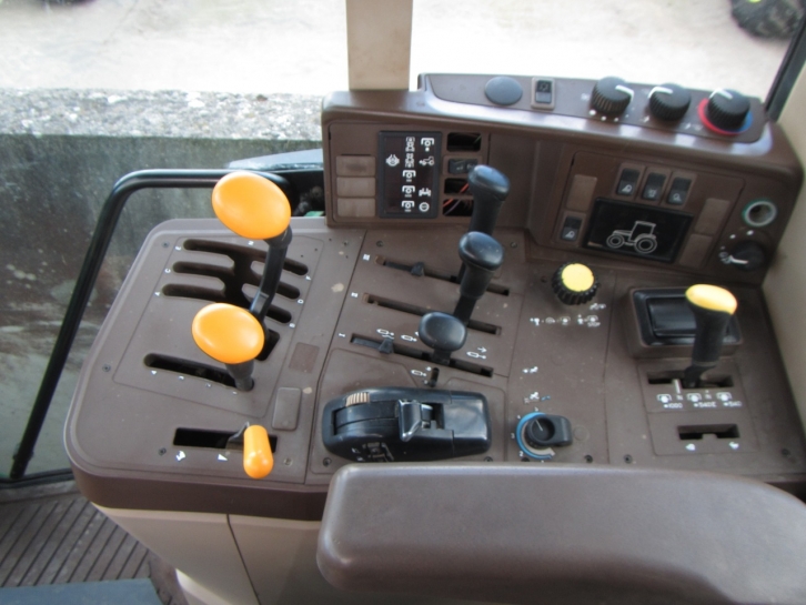 John Deere 6910