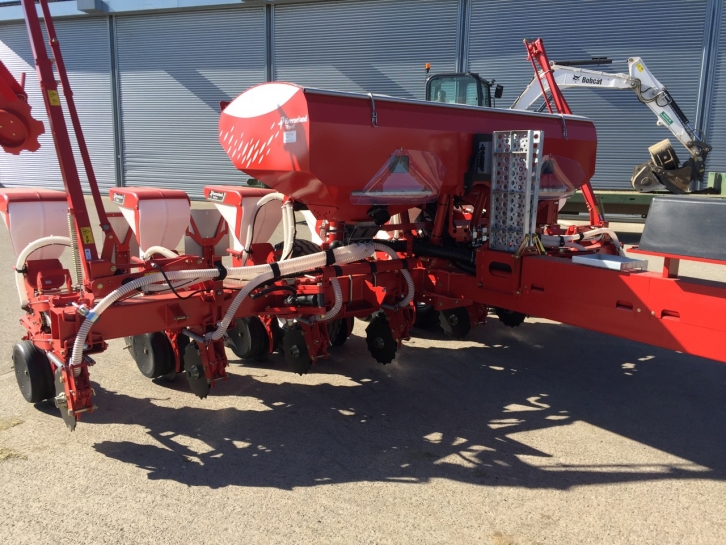 Kverneland Optima HD 8 row triad maize drill