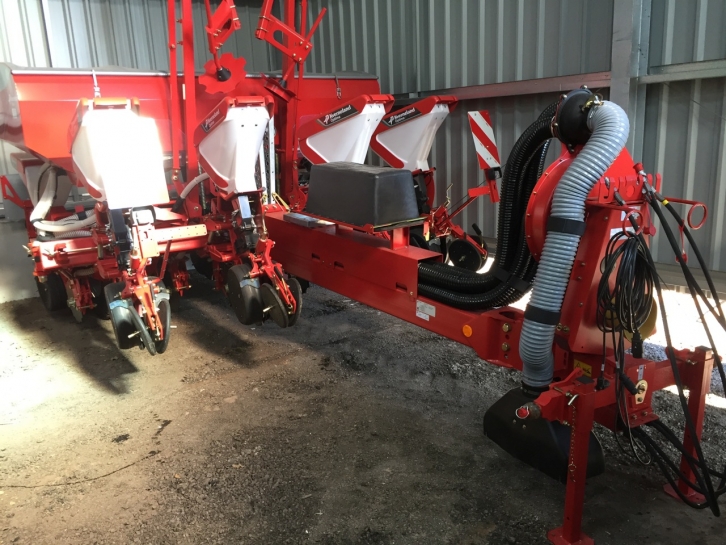 Kverneland Optima HD 8 row triad maize drill