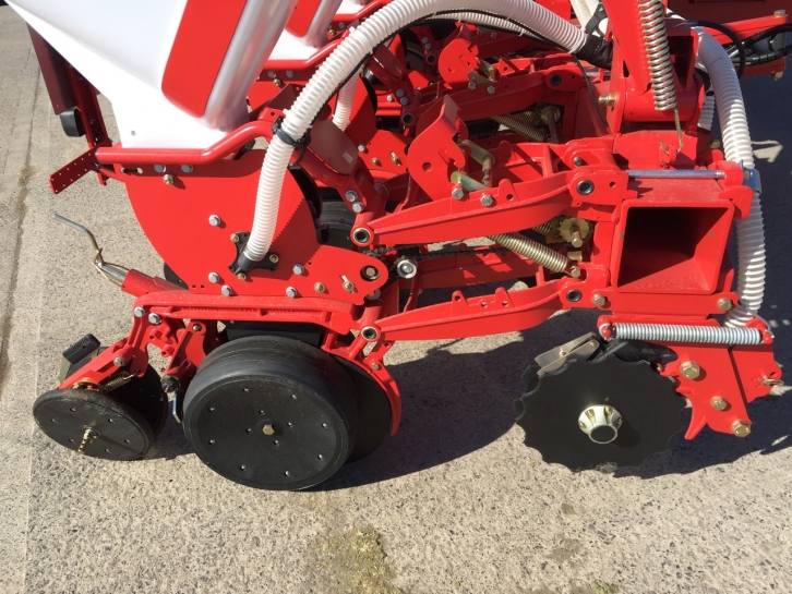 Kverneland Optima HD 8 row triad maize drill