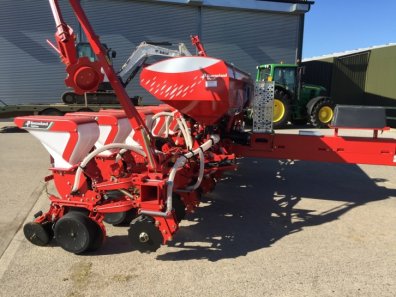 Kverneland Optima HD 8 row triad maize drill