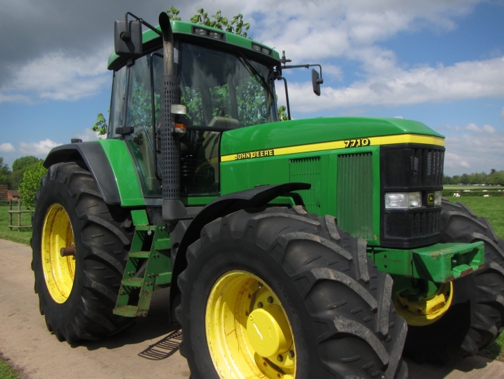 John Deere 7710