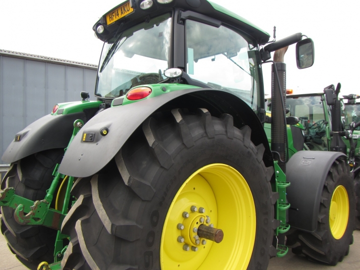 John Deere 6210R