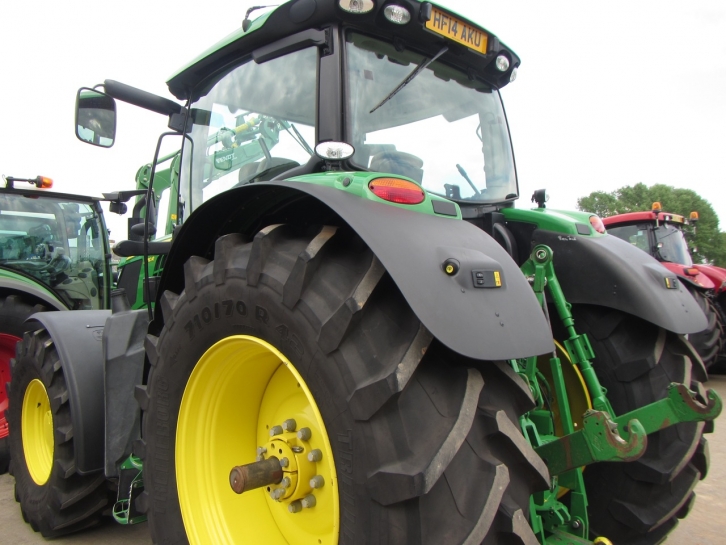 John Deere 6210R