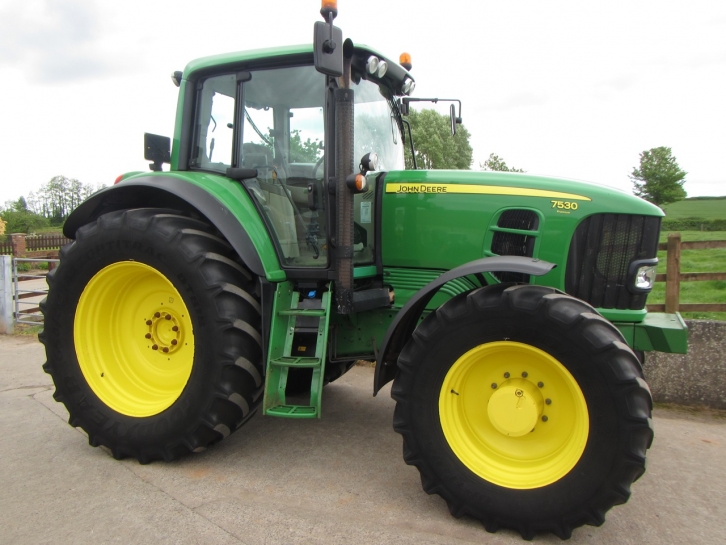 John Deere 7530