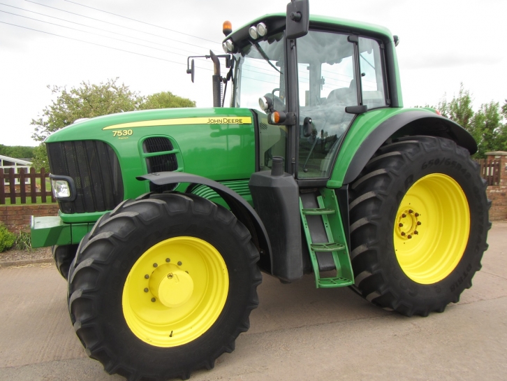 John Deere 7530