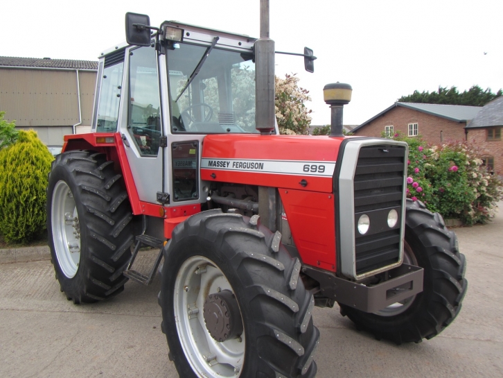 Massey Ferguson 699
