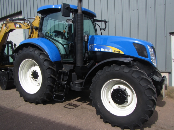 New Holland T7040