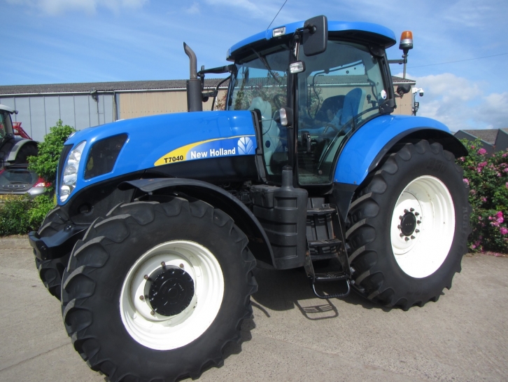 New Holland T7040