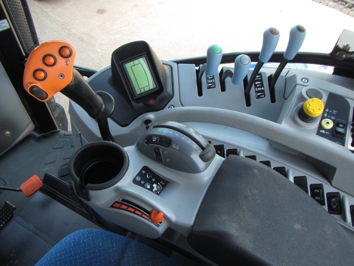 New Holland T7040
