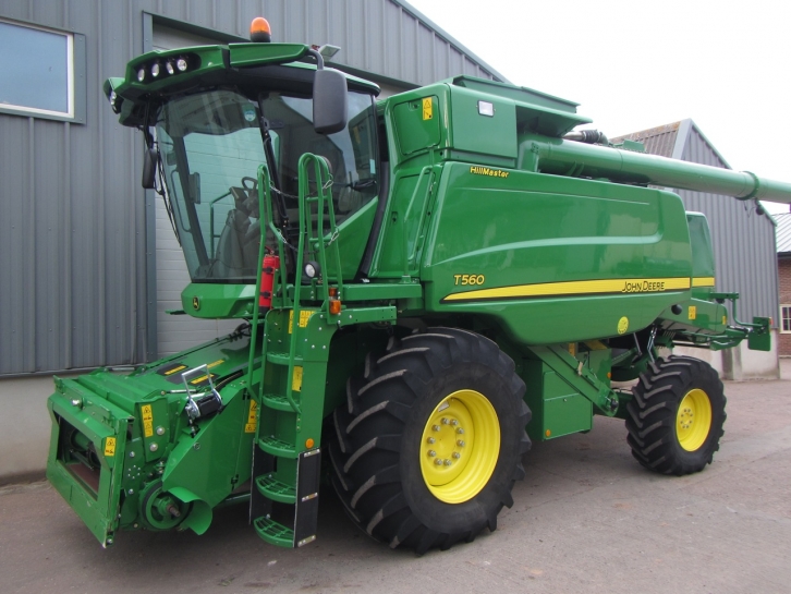 John Deere T560 Hillmaster combine
