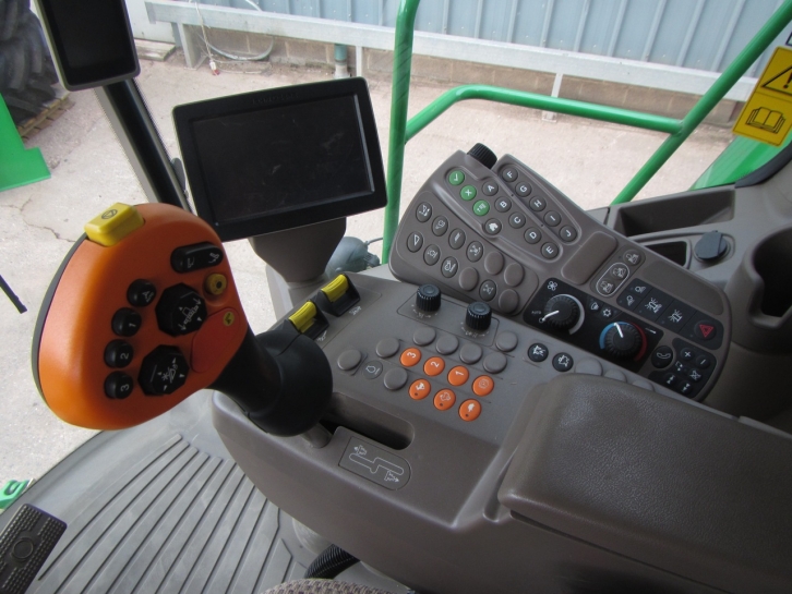 John Deere T560 Hillmaster combine