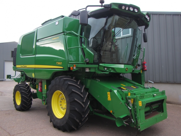 John Deere T560 Hillmaster combine