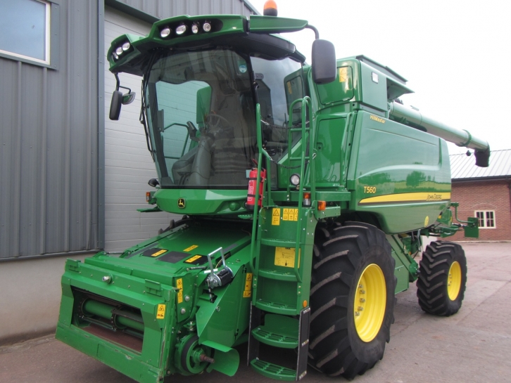 John Deere T560 Hillmaster combine