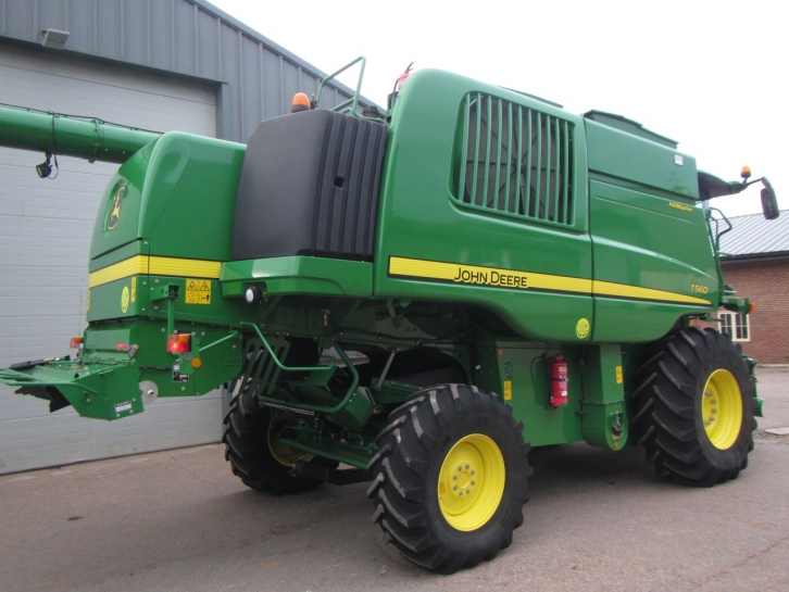 John Deere T560 Hillmaster combine