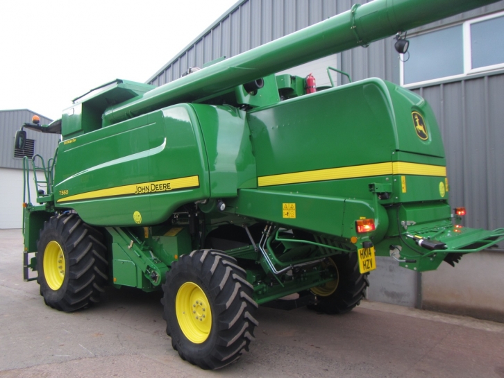 John Deere T560 Hillmaster combine
