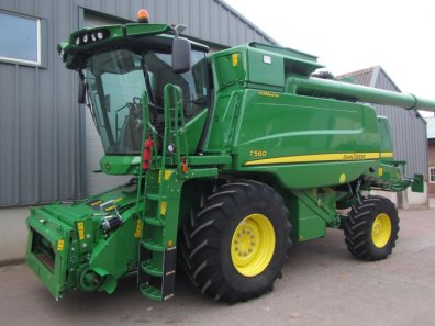 John Deere T560 Hillmaster combine