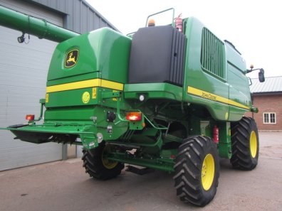 John Deere T560 Hillmaster combine